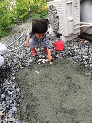 子どもと一緒に砂場のリフォームを。